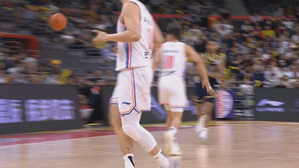 太硬了！徐昕篮下拼到前场篮板 暴起补扣打成2+1