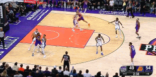 这不对劲啊！杜兰特包夹下漫不经心传球失误 低着头神情异常沮丧